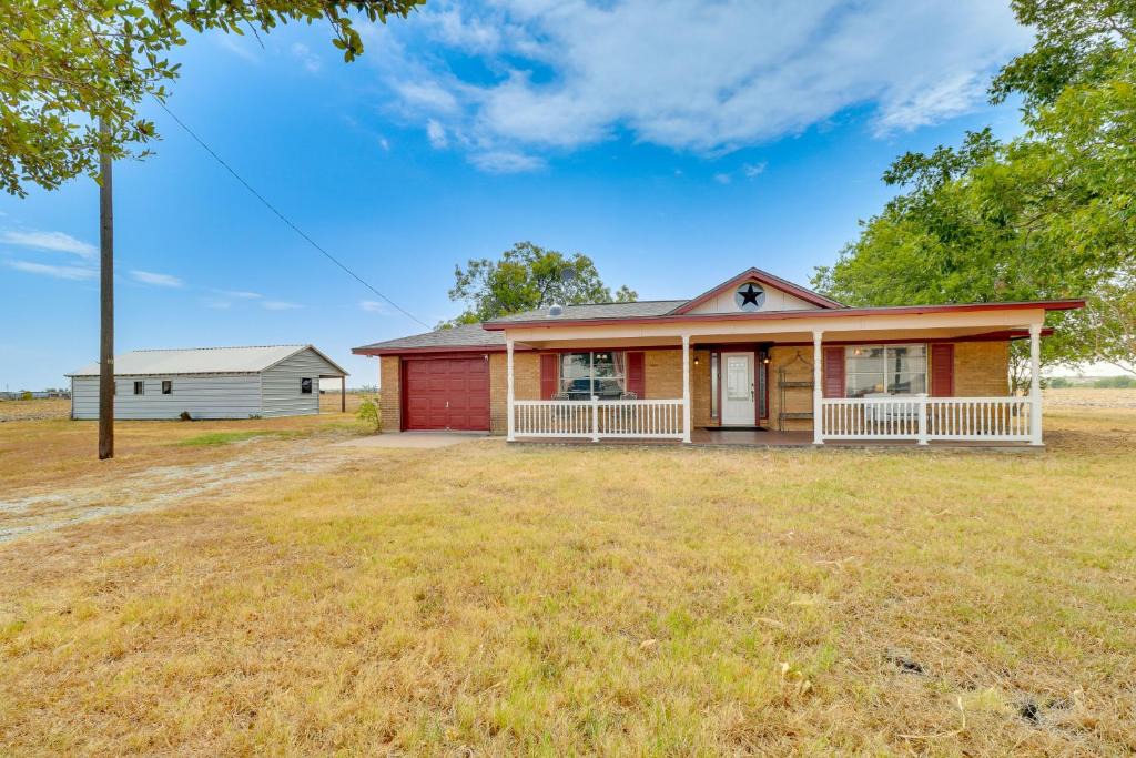 Manor House | 20 Mi to Austin: Texas Farmhouse on 10 Acres