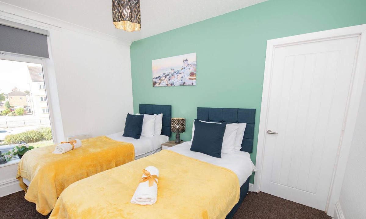 Hull Apartment | 20% OFF - Four Bed flat at Hull