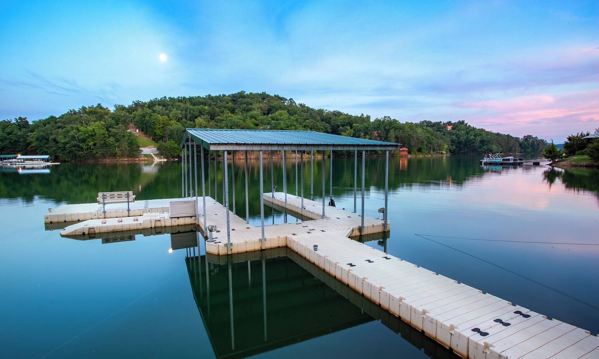 Dandridge Cabin | 20% OFF Lakefront Lodge, Luxury, Dock, Hot Tub, Game Room, Fire Pit
