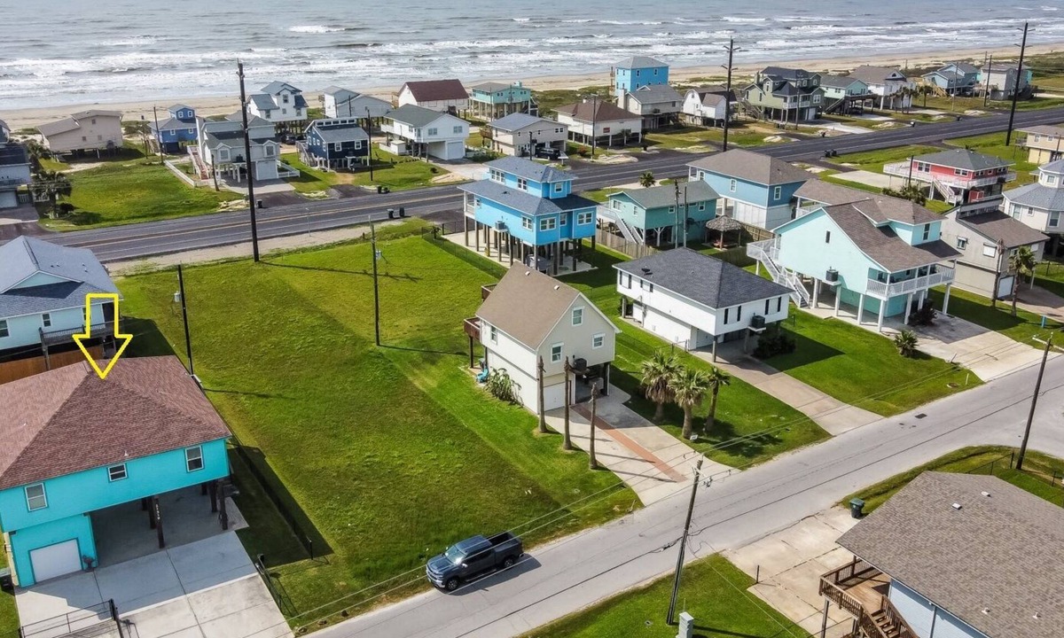 Galveston House | 200 Yards to Beach Large Deck Dog Friendly Private Pier Golf Cart