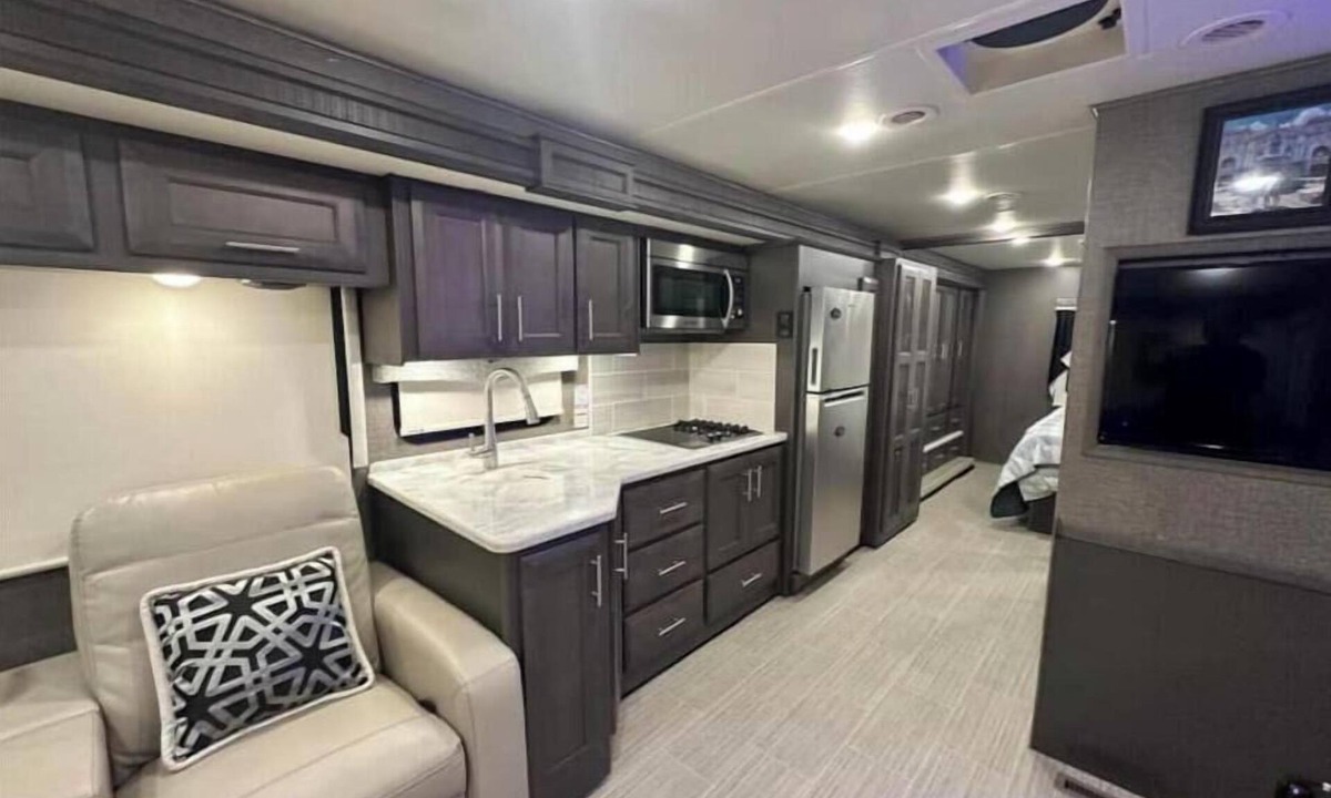 Fredericksburg House | 2021 Thor Motor Coach Challenger