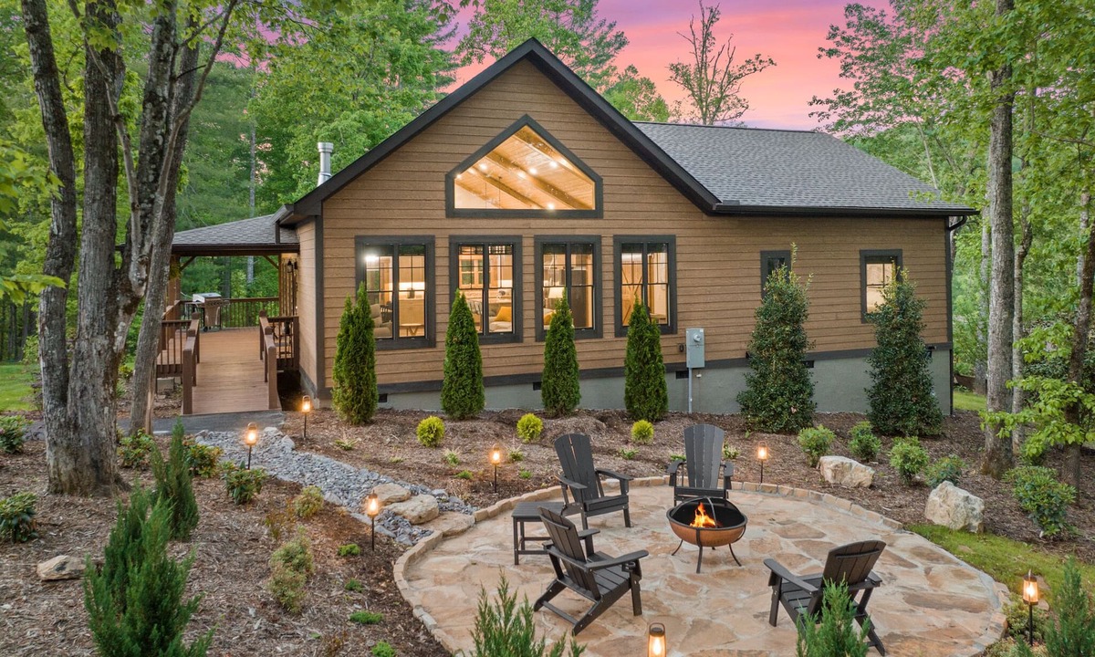 Skyland Cabin | 2023 New Construction~LUXURY CABIN~Hot Tub~15 mins to downtown~hiking~koi ponds