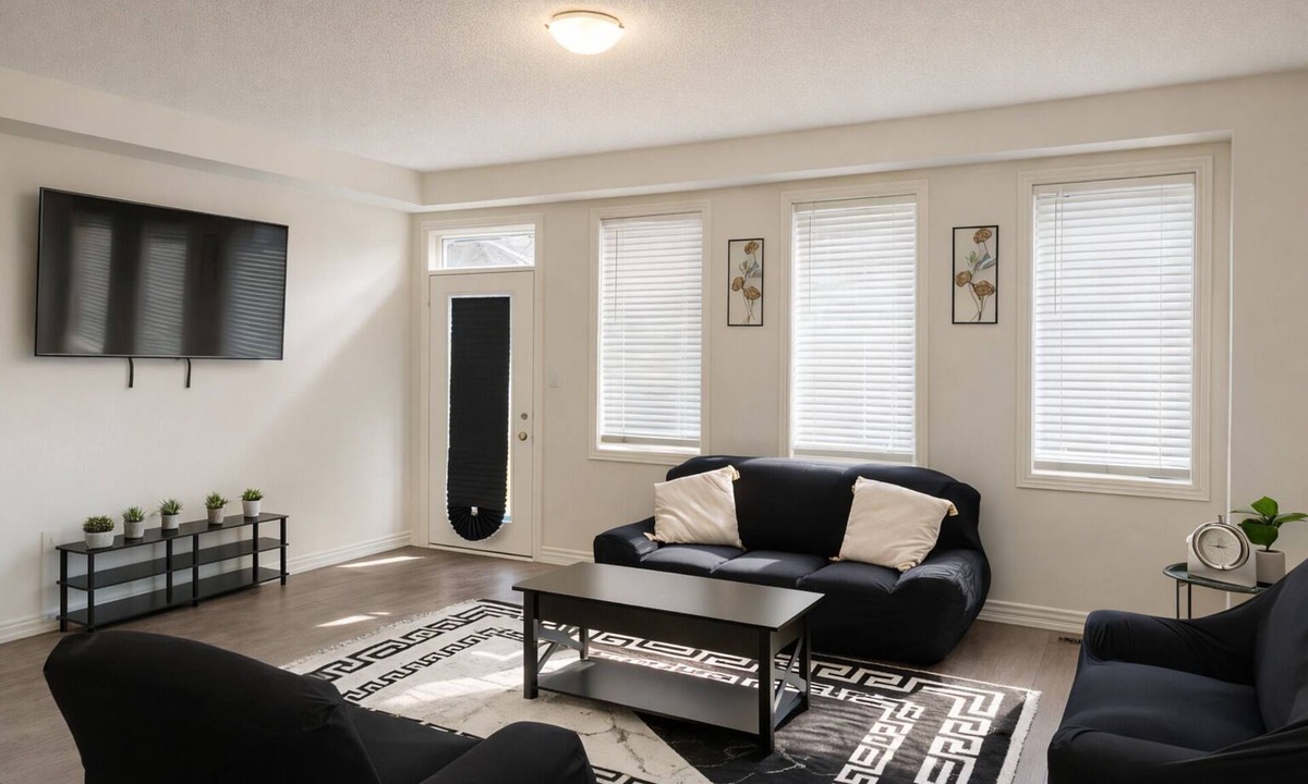Cambridge House | 2024-Built Spacious & Stylish 3BR Cambridge Home—8 mins to African Lion Safari!