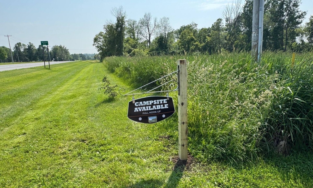 Cape Vincent House | 2025 35 foot camper on 1.7 acres & walking distance to Millens Bay, Cape Vincent