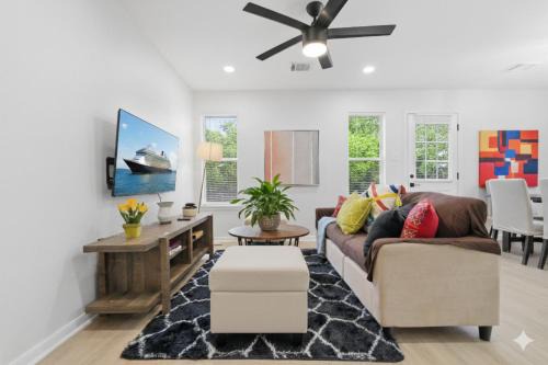 Central East Austin House | 2025 Two-Story 4BR Home King Beds, Ensuite Baths & Big Yard Walk to UT