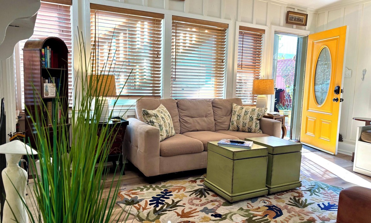 Old Towne Cottage | 🌊 2026 @ the Pineapple Cottage. Steps to Ocean. 🌊 RELAX & ENJOY 😎the beach.⛱️🌊