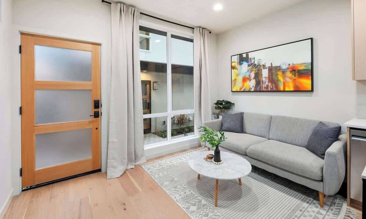 North Beacon Hill Condo | 2026 World Cup | Rooftop View, Light Rail, Parking