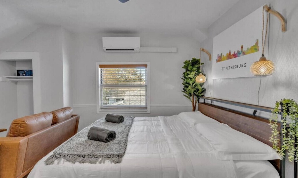 St. Petersburg Apartment | 2027 #3 · #3 Grand Central Honeymoon APT *Pets* *2nd Floor*