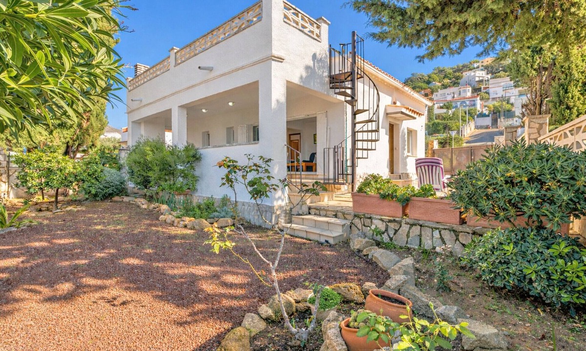 Roses Town Center Villa | 2029-GRECS Roses House with wifi, Smart TV, garden and parking