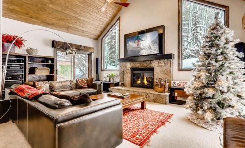 Highland Meadows House | 2030 Meadow Brook Lane Unit A