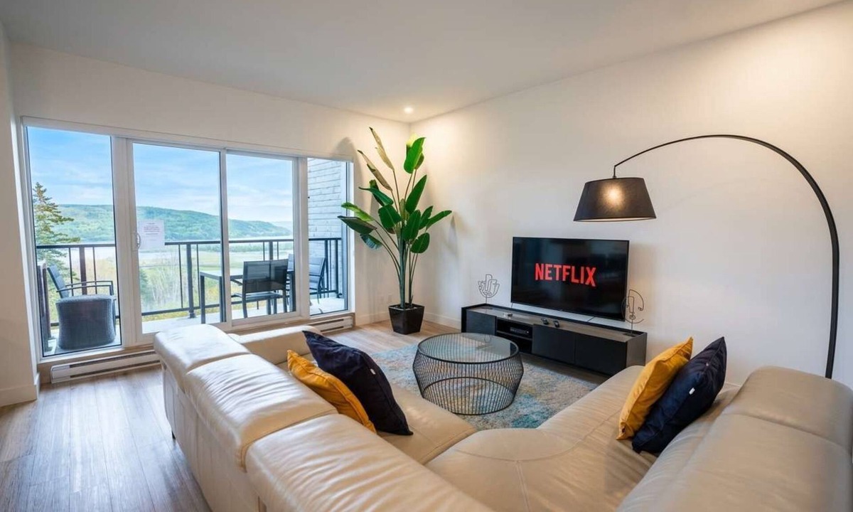 Baie-St-Paul Apartment | 205 - Modern Suite - Pool and River View