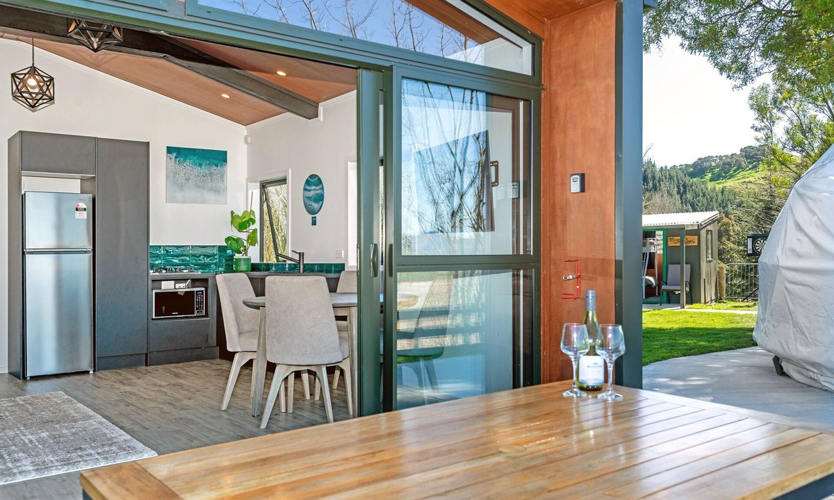 Patutahi Cabin | 208 Lake Road