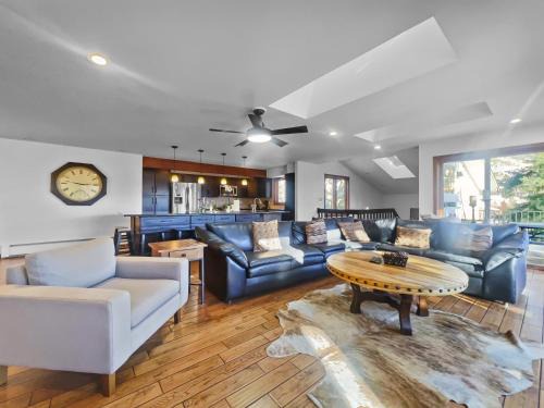 Dillon House | 208 Tenderfoot 5Br 5Ba