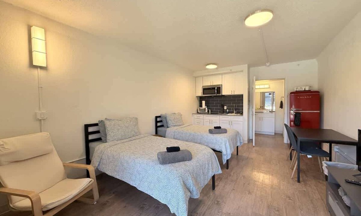 St. Johns House | [21] ATX Studio: 2 Twins, Access to Gym & Laundry