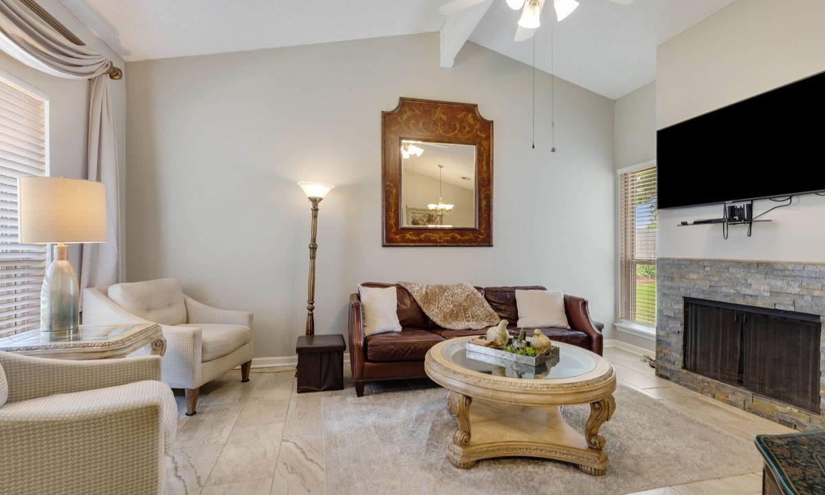 Lafayette House | 210-H Long Plantation Suites 2 Bedrooms - Monthly, Short Term, Long Term