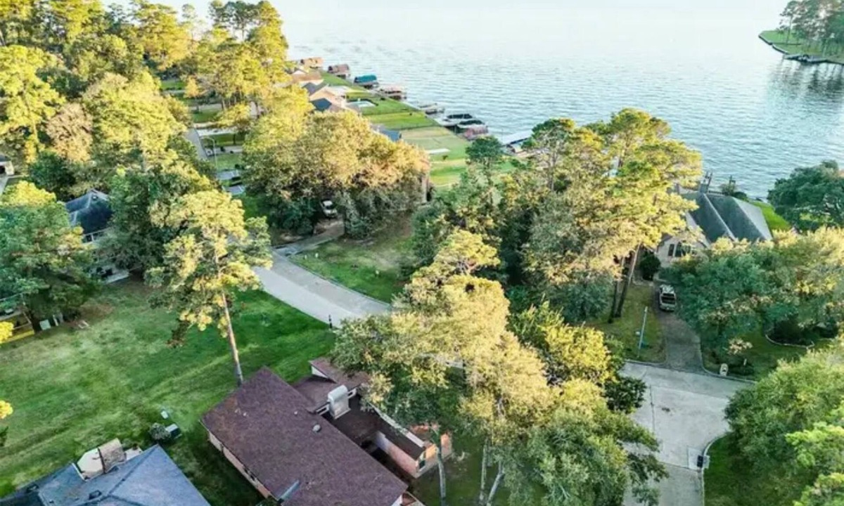 Walden on Lake Conroe House | 2100 Sq Ft, 4/3, A stone’s throw from Lake Conroe