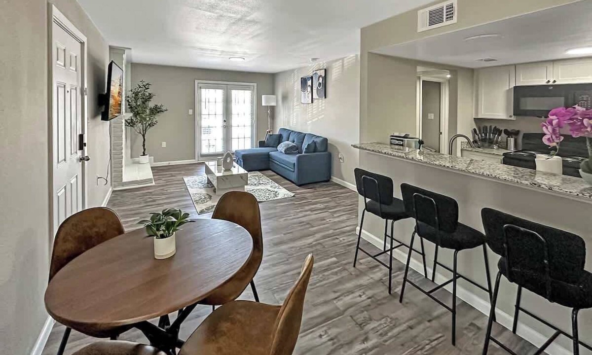 Addison Apartment | 2106 · Cozy Addison Apt, Free Park Wi-Fi, Pool & Gym