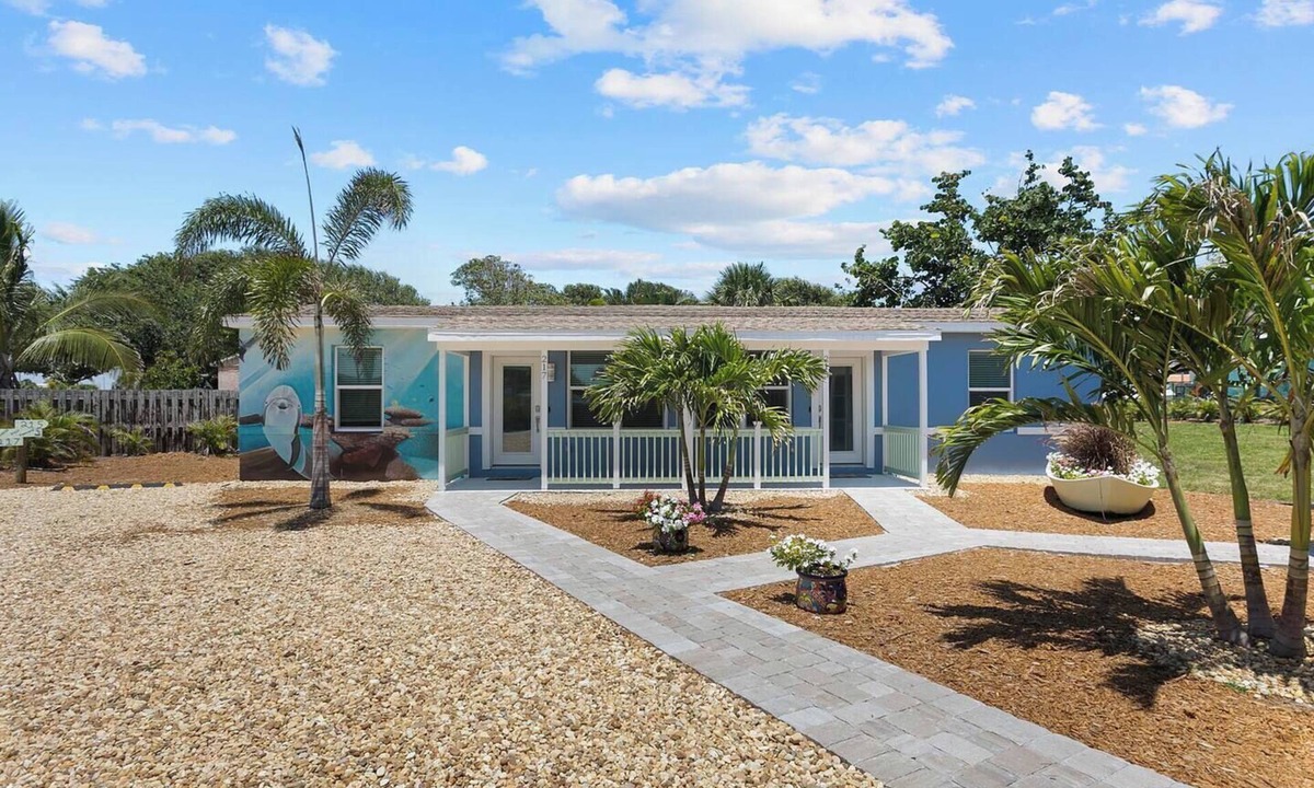 Cocoa Beach Apartment | 215 Dolphin|3min Walk Beach|King Bed