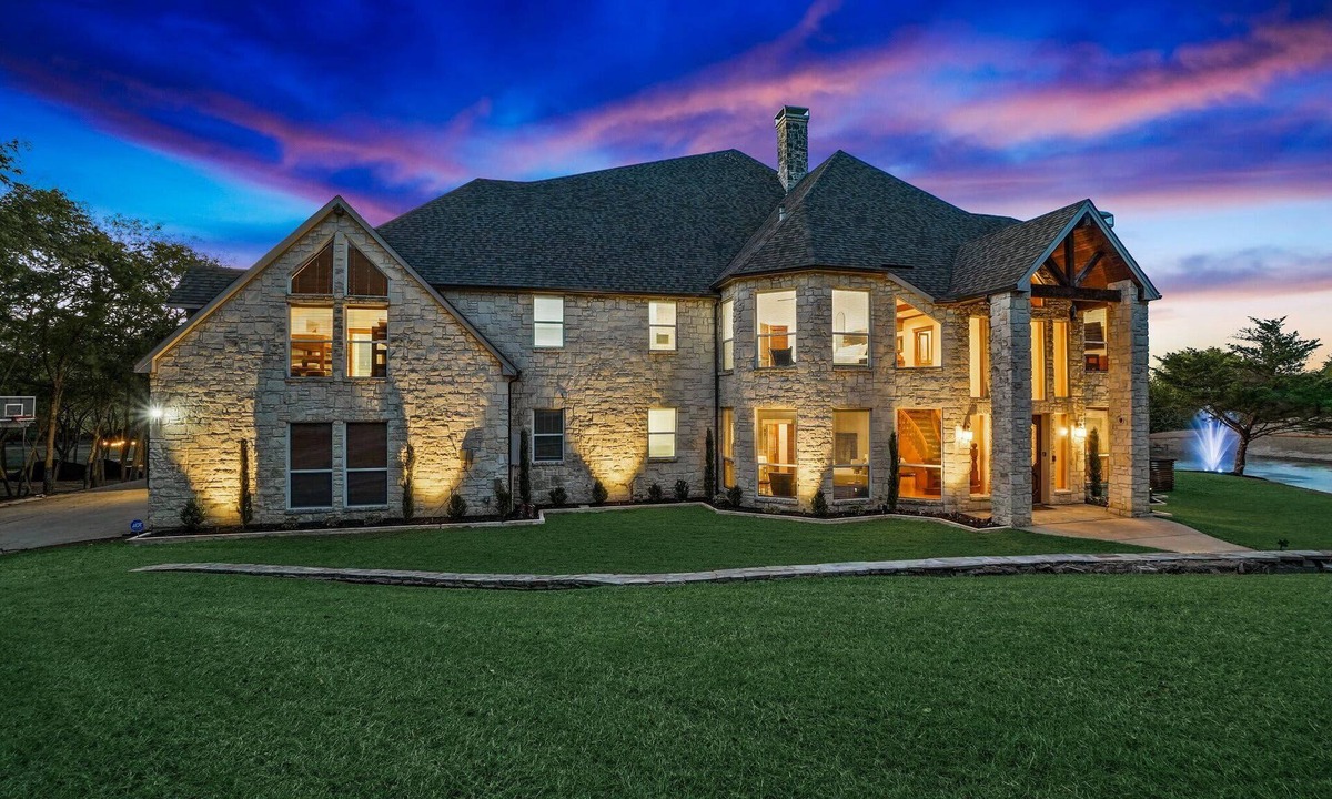 Garland House | 22-Acres Mansion - Backyard Oasis & Entertainment