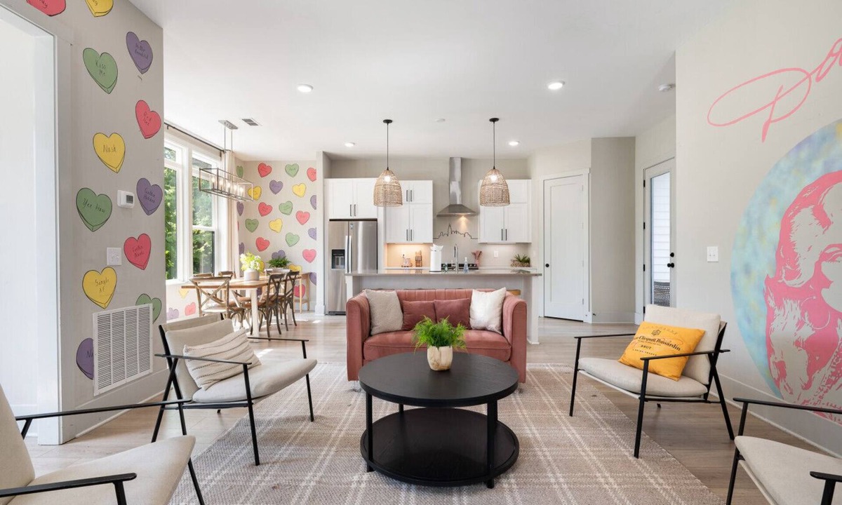 West End Apartment | 22 Bed West Nashville Rooftop and Pool Table