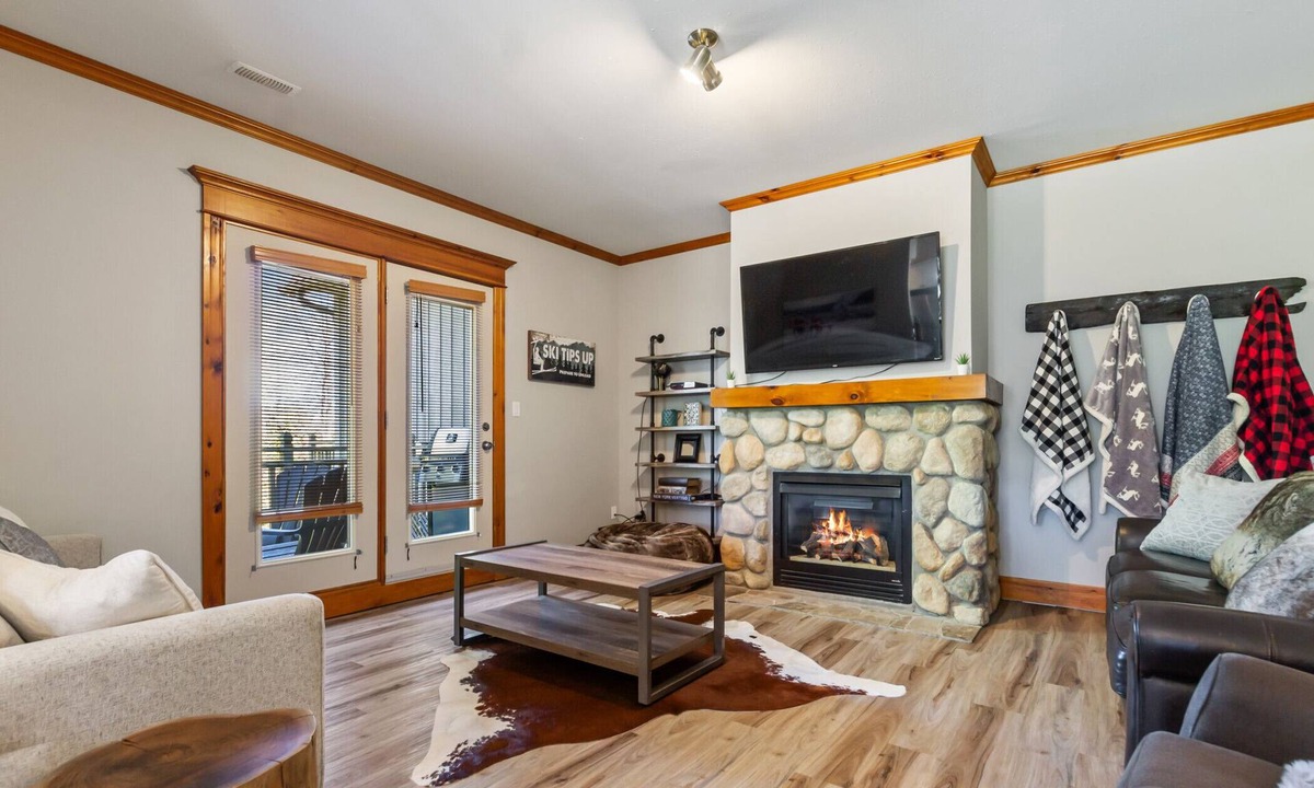 The Blue Mountains Condo | 220 Snowbridge w/Free Shuttle to Village