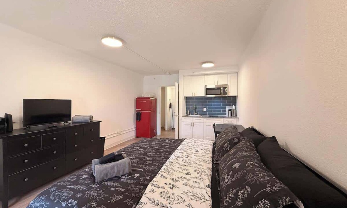 St. Johns Apartment | [23] ATX Studio: King Bed, Access to Gym & Laundry