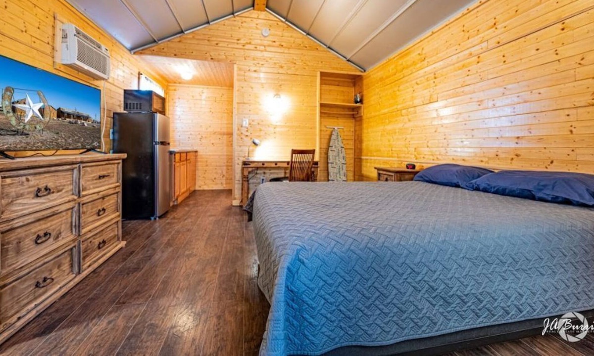 Midland House | #23-Private Cabin- Kitchenette, Laundry, Wifi, Breakfast - Cozy. Prime Location!