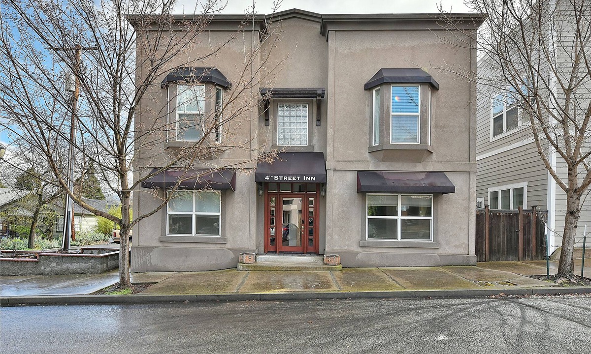 Historic Railroad District House | 230-Downstairs-Duplex-Private Bathroom-Mountain View