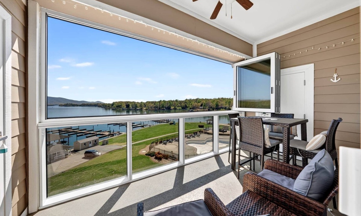 Smith Mountain Lake Apartment | #233 Pointe - 2 Bedroom Lakefront Condo at Mariners SML