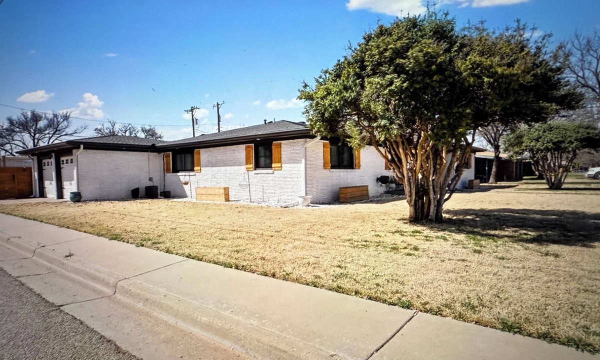 Lubbock House | 2400 SQ FT 4/2 house 5 minutes fm TTU, Large Backyard and Sauna