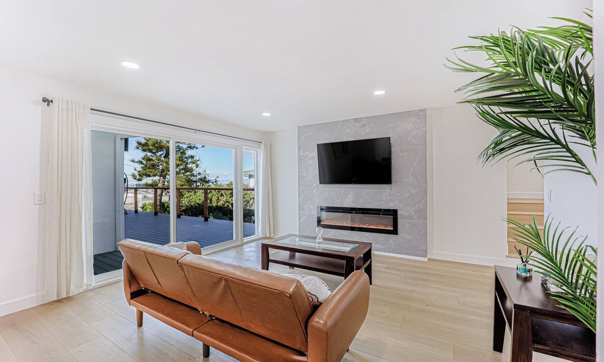 South San Mateo Apartment | 246A- Modern 3B2B w/Deck & View by Hillsdale Mall