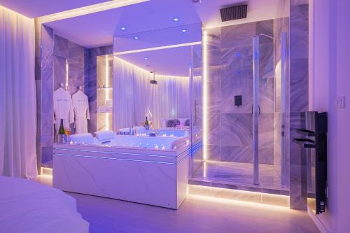 Liberation Apartment | 24h du Mans, Jacuzzi Privatif, Lit XXL, Sofa Tantra, Jardin