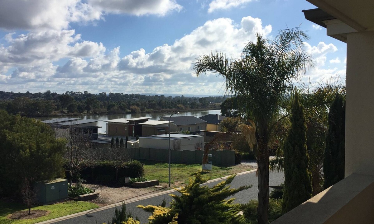 Long Flat House | 24QL - work or play ... stay