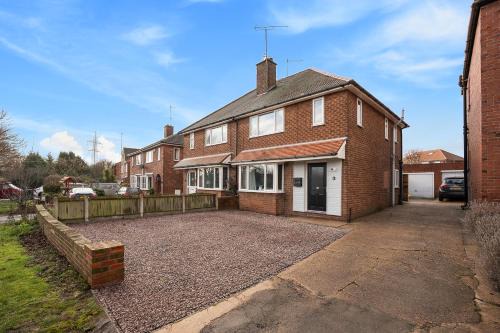 Thurnscoe House | 25 minutes from the peak district