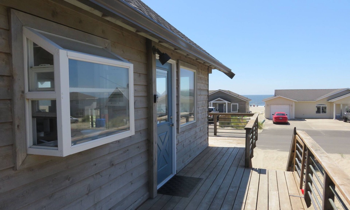 Kiwanda Shores House | 25 Steps to Sand + Sunset Views. Pacific City Beachfront Getaway!