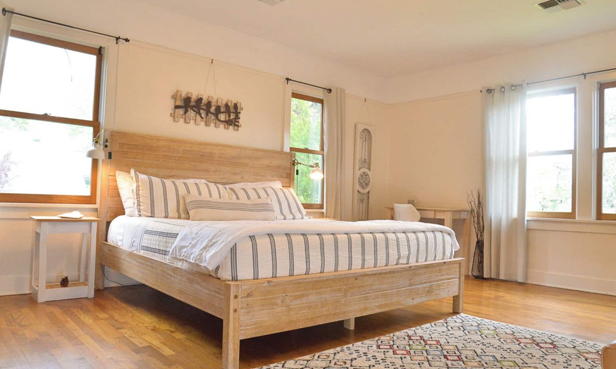 Whiteaker House | 250 N Adams St