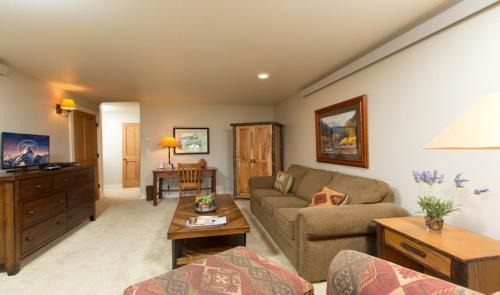 Jackson Apartment | 2502 Pitchfork