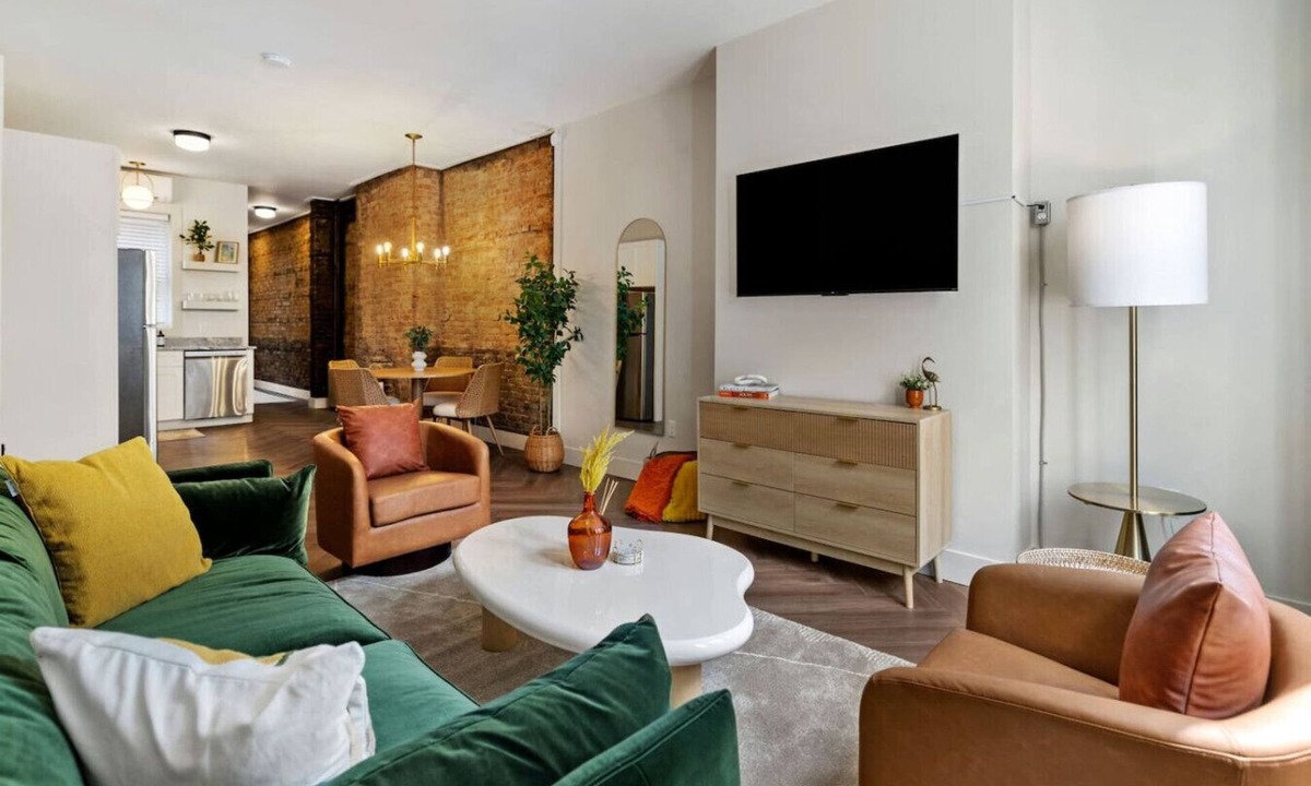 South Side Flats Apartment | 2615 Jane Down - Southside