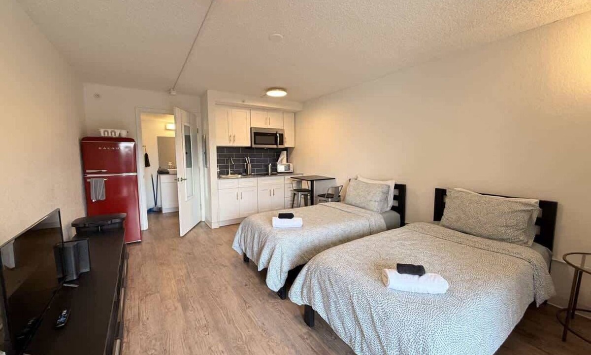 St. Johns House | [27] ATX Studio: 2 Twin Beds, Pool, Gym & Dog Park