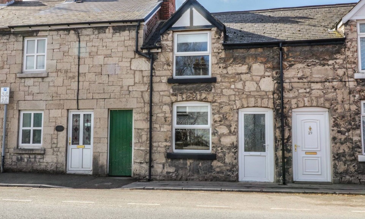 Ruthin Cottage | 27 BORTHYN, pet friendly, country holiday cottage in Ruthin