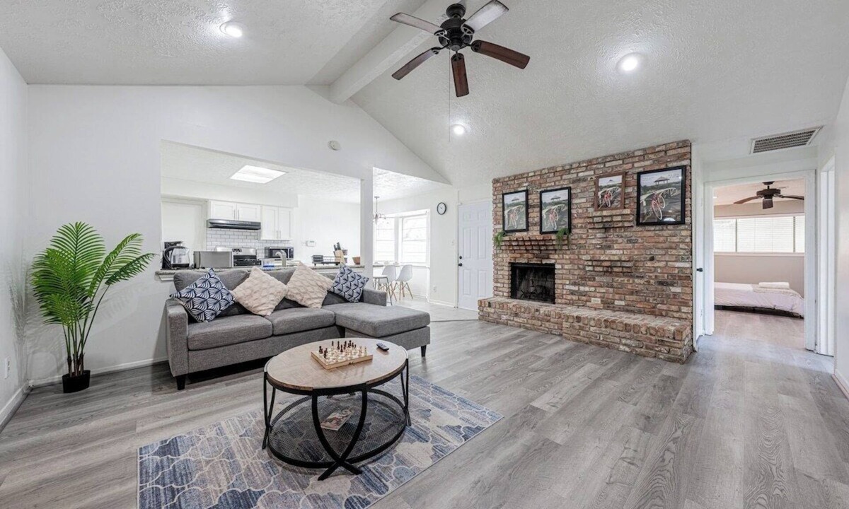 Spring Branch Central House | 2710 Y1 cozy near IKEA Downtown Zoo