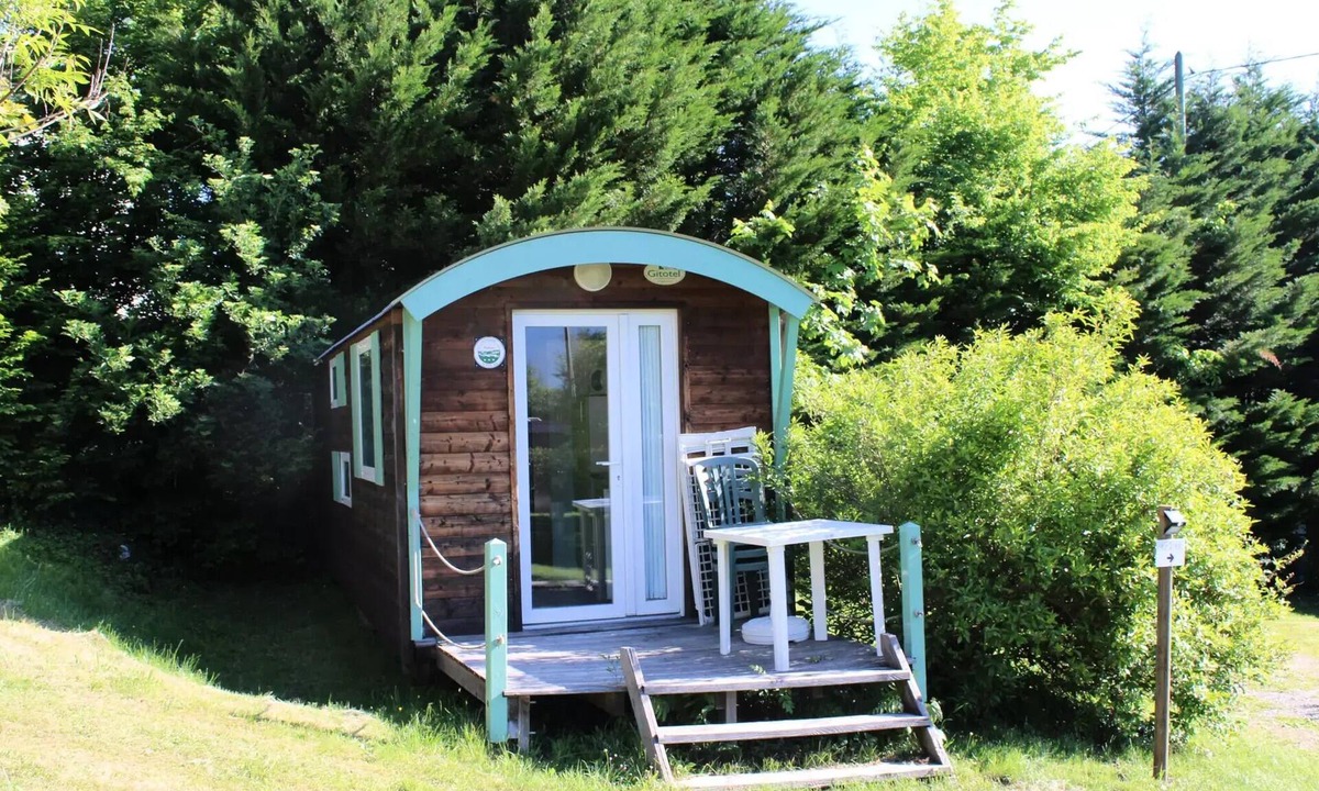 Miribel-les-Echelles Cabin | 28. Roulotte Pétunia 4 persons