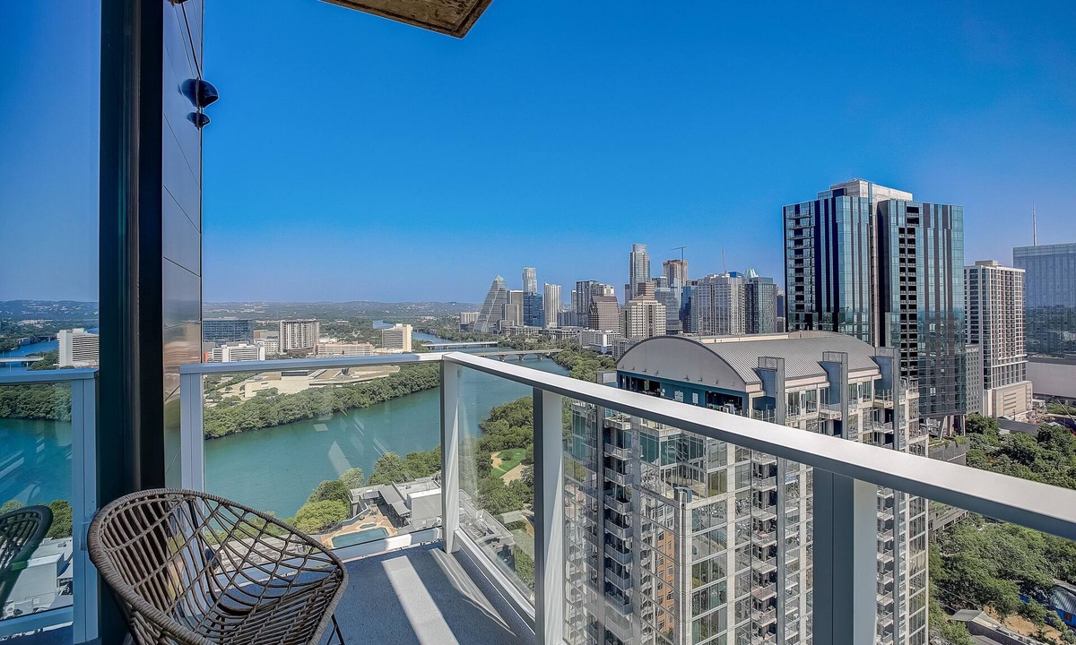 Rainey Street Historic District Condo | 28th Flr studio condo with lakeview balcony, rooftop pool & fitness center