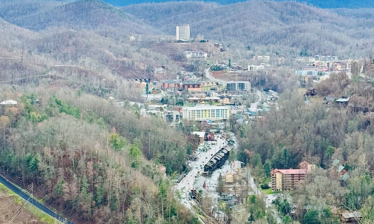 Gatlinburg Resort | 2B 2.5B Luxury resorts beautiful views of Gatlinburg Indoor water park 24hr gym