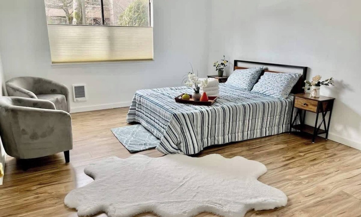 Mercer Island Apartment | 2b2b Mercer Island best location