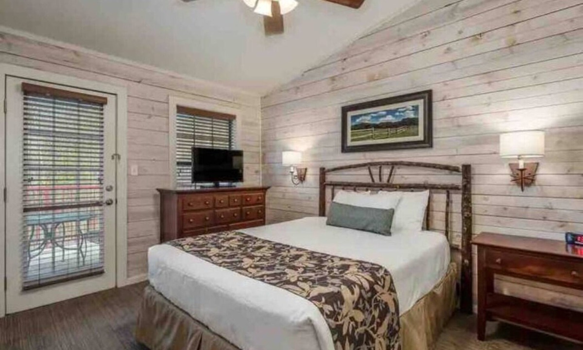 Conroe Condo | 2Bd, 2 Ba with Stunning Lake Conroe View