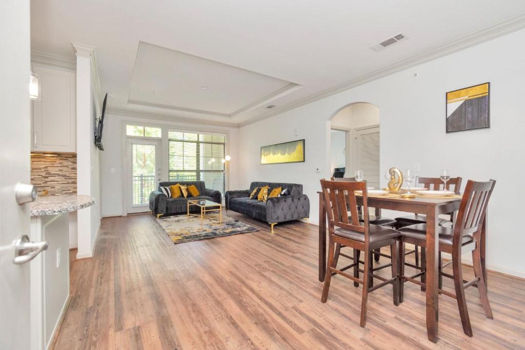 Conroe Apartment | 2bd 2ba Golden Retreat