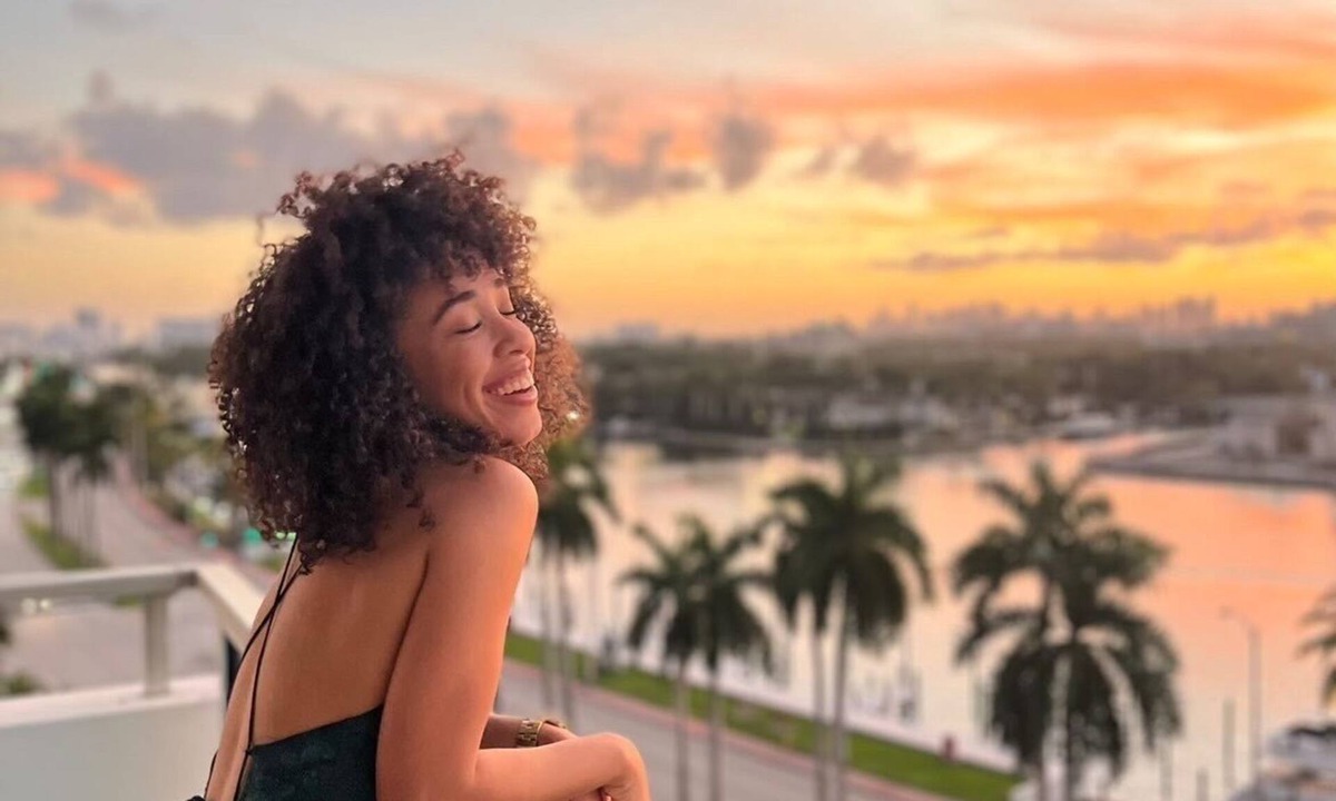 Mid Beach Apartment | 2bd Beachfront Master Ste, Bay View w/balcony, Pool, nearby dining, beach access