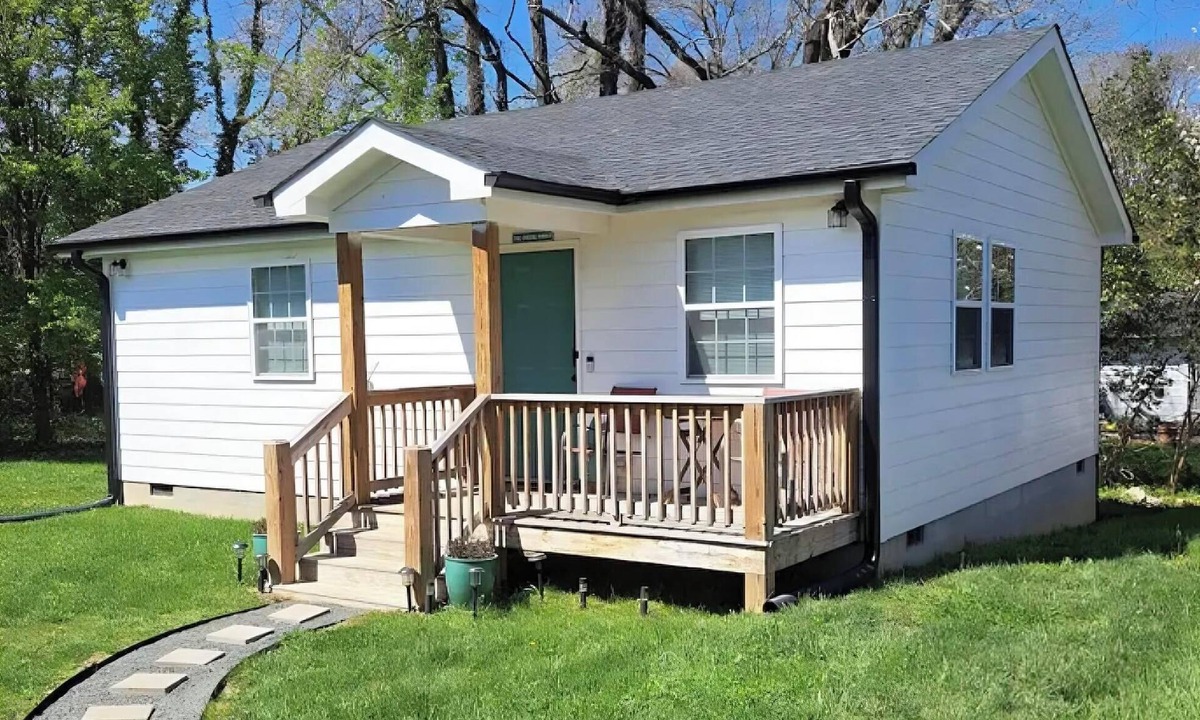 Durham House | 2bd Cottage, less than 2miles-DPAC, Duke, NCCU. Surprisingly close to everything