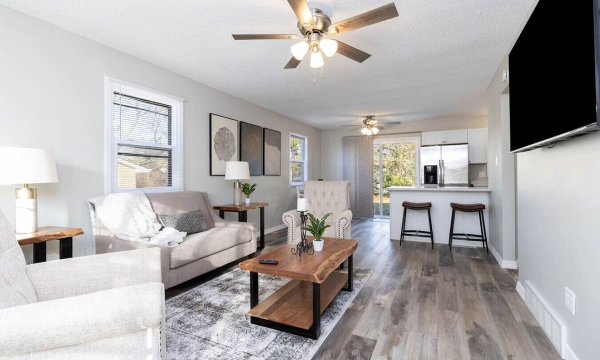 Urbandale Apartment | 2BD/Extended Stay/Washer&Dryer/Work Station